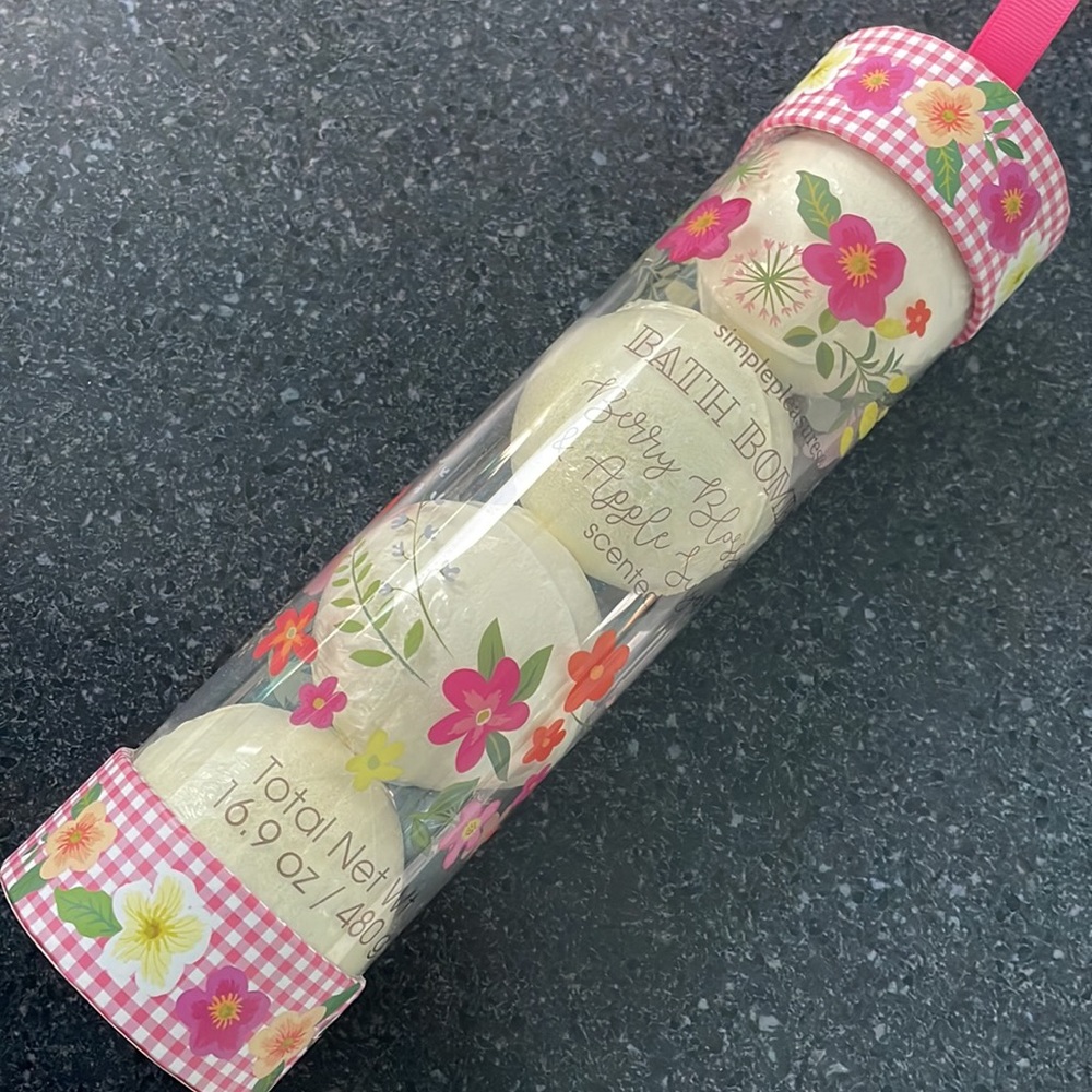 Simple Pleasures 4 Bath Bmb soap scented Berry Blossom & Apple Sugar 16.9 ounces